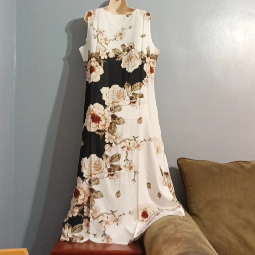 White & black floral print Maxi dress size 2XL new in package - Picture 14 of 17